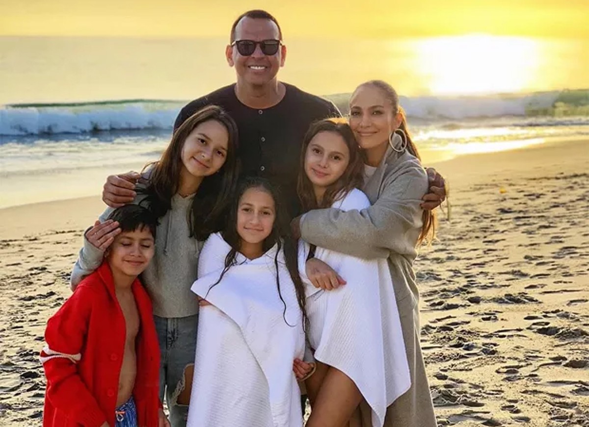 Jennifer Lopez com os gêmeos, Max e Emme, e Alex Rodriguez com as filhas, Natasha e Ella (Foto: Reprodução / Instagram)