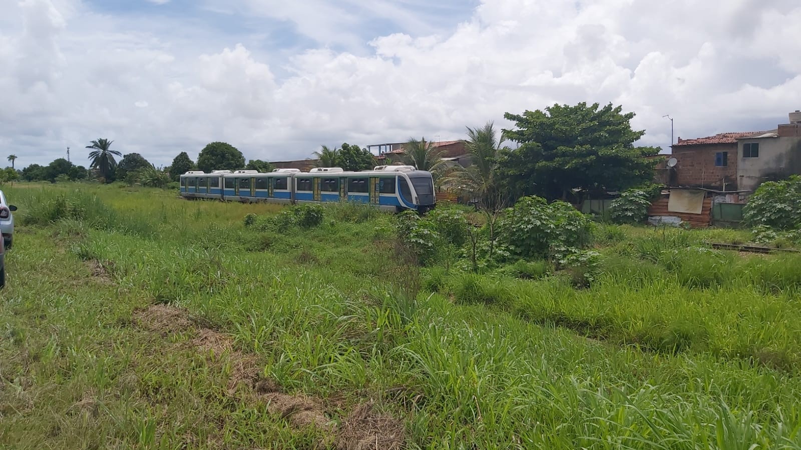 Trem do sistema VLT da linha diesel do Metrô do Recife tem problema em trilho e paralisa parte do sistema; veja vídeo