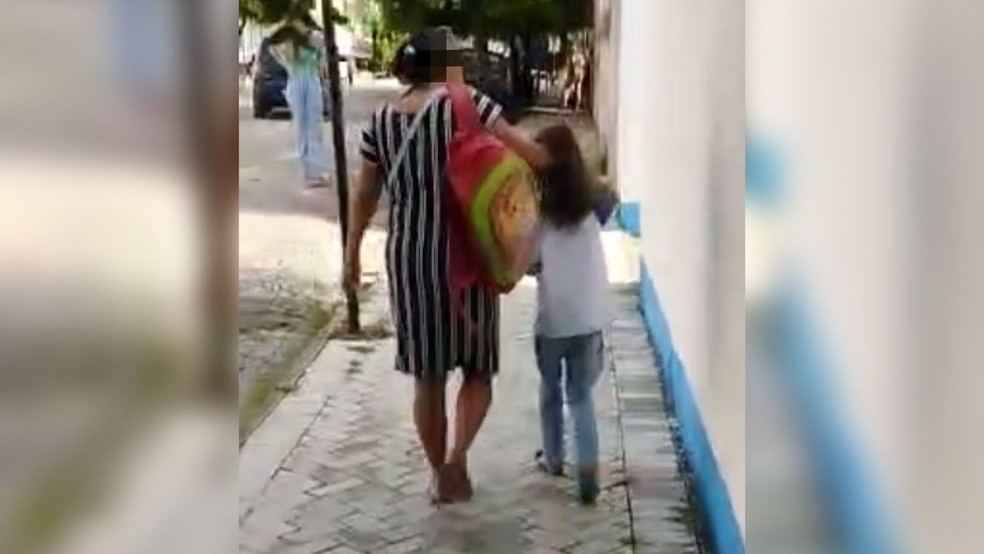 Criança é puxada pelo cabelo na saída de escola em Quixadá, no interior do Ceará — Foto: TV Verdes Mares/Reprodução