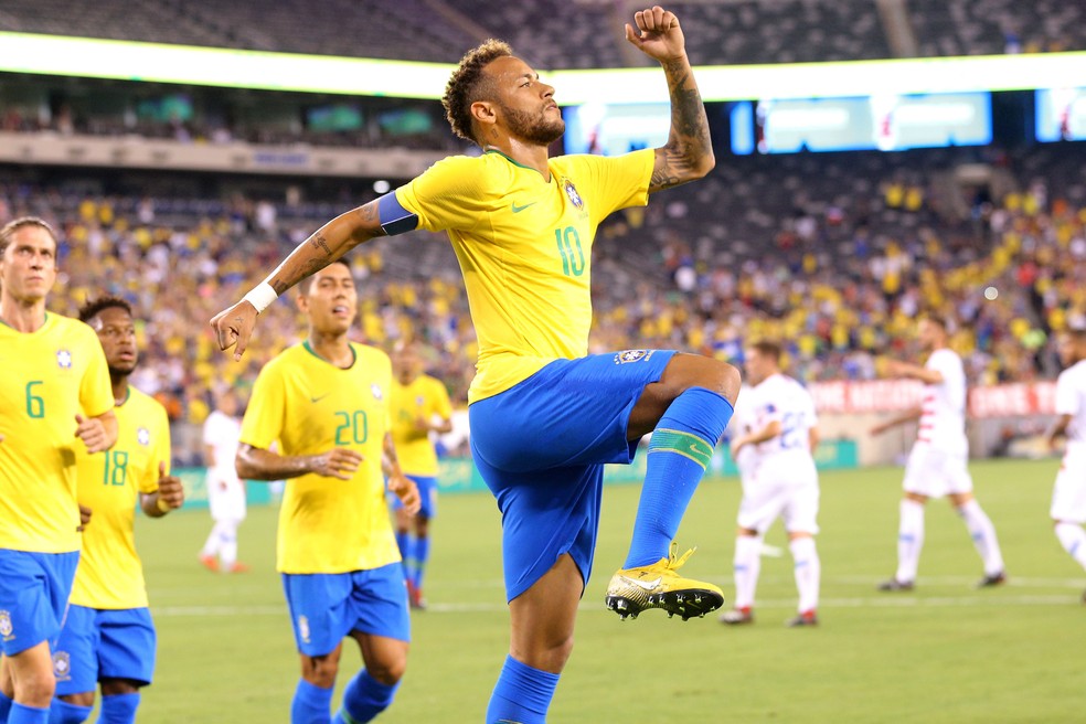 Com a faixa, Neymar comemora um dos gols do Brasil contra os EUA — Foto: Reuters
