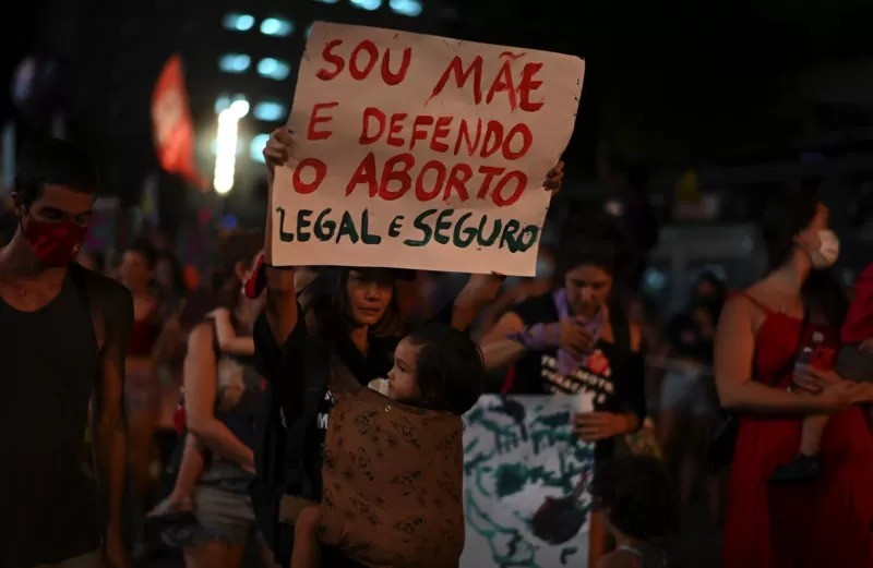 No Brasil, aborto também é assunto que divide feministas e evangélicos (Foto: GETTY IMAGES via BBC)