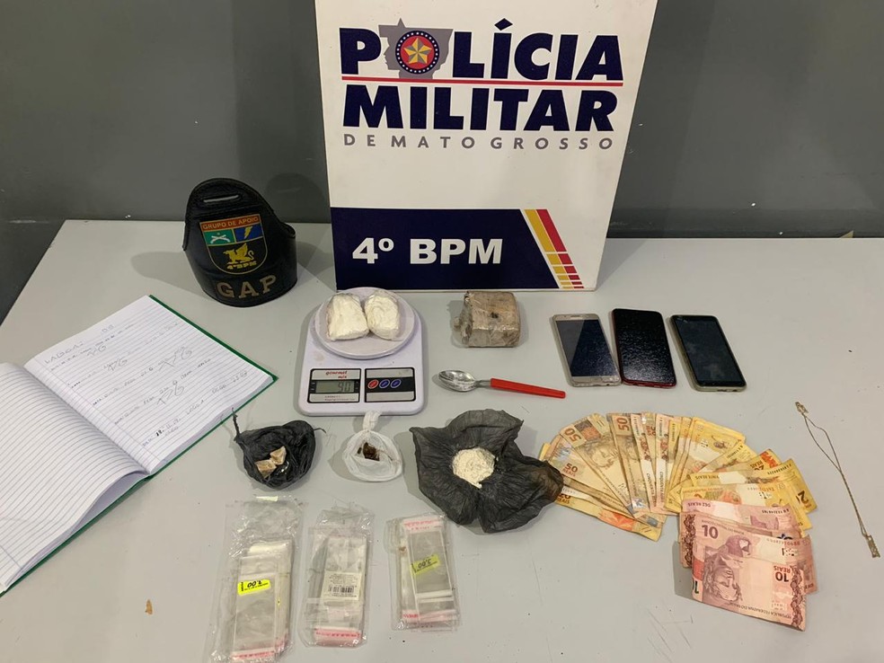 Porções de drogas, dinheiro, celulares e balança foram apreendidos — Foto: Polícia Militar/Divulgação