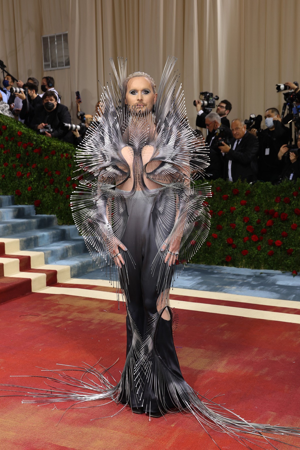 Jared Leto no Met Gala 2022 look bizarro do ator no tapete vermelho