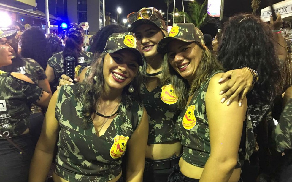 Trio de amigas aproveitou a folga para curtir o bloco Mulheres no Comando, em Salvador — Foto: João Souza/G1