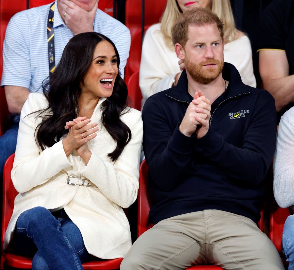 THE HAGUE, NETHERLANDS - APRIL 17: (EMBARGOED FOR PUBLICATION IN UK NEWSPAPERS UNTIL 24 HOURS AFTER CREATE DATE AND TIME) Meghan, Duchess of Sussex and Prince Harry, Duke of Sussex watch the sitting volley ball competition on day 2 of the Invictus Games 2 (Foto: Getty Images)