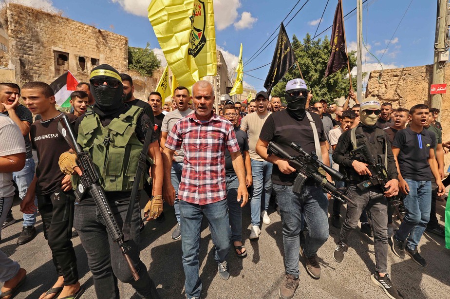 Palestinos protestam pelas ruas de Kafr Dan, após mortes de civis em confrontos noturnos com o exército de Israel, na Cisjordânia