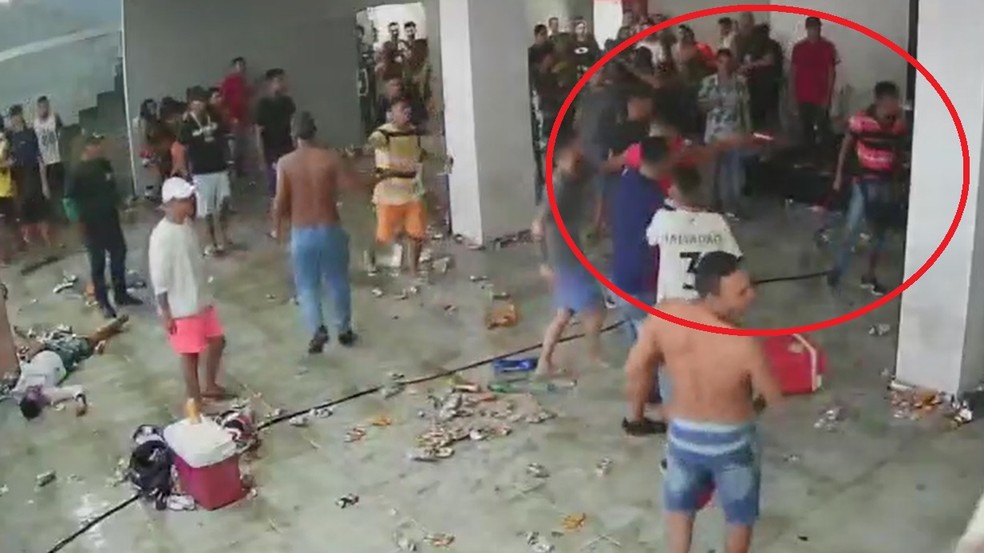 Segurança dispara tiro em festa na Santa Lúcia, Maceió; um homem morreu e um casal ficou ferido — Foto: Reprodução/Vídeo