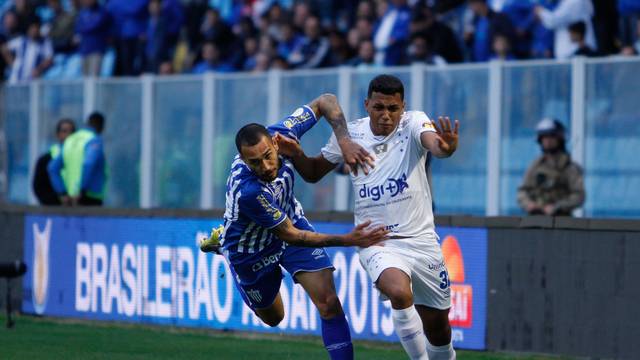 Pedro Rocha e Richard Franco disputam bola em partida na Ressacada