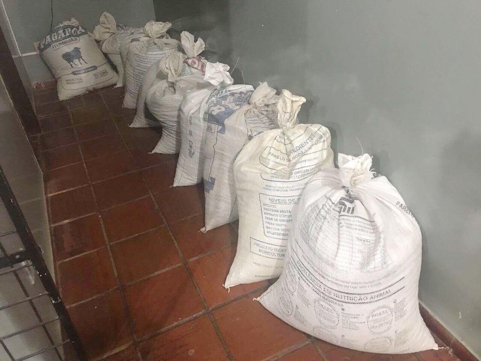 Cerca de dez sacas de café furtadas são apreendidas na BR-146 em Serra do Salitre (Foto: Polícia Militar Rodoviária/Divulgação)