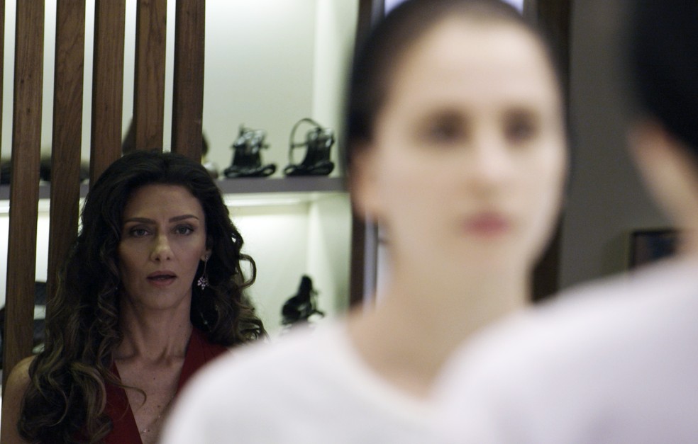 Joyce não acredita no que vê (Foto: TV Globo)