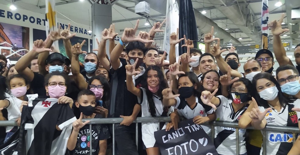 Torcida do Vasco no desembarque do time em S�o Luis � Foto: Twitter / Vasco