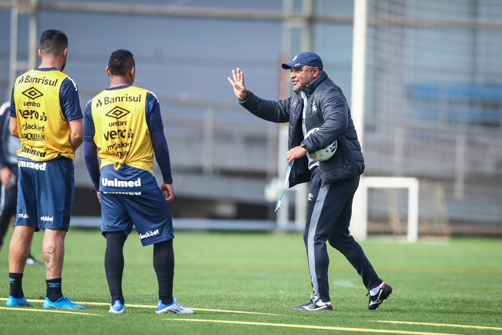 Roger Machado promove treino fechado sem acesso à imprensa na véspera da partida contra o Cruzeiro