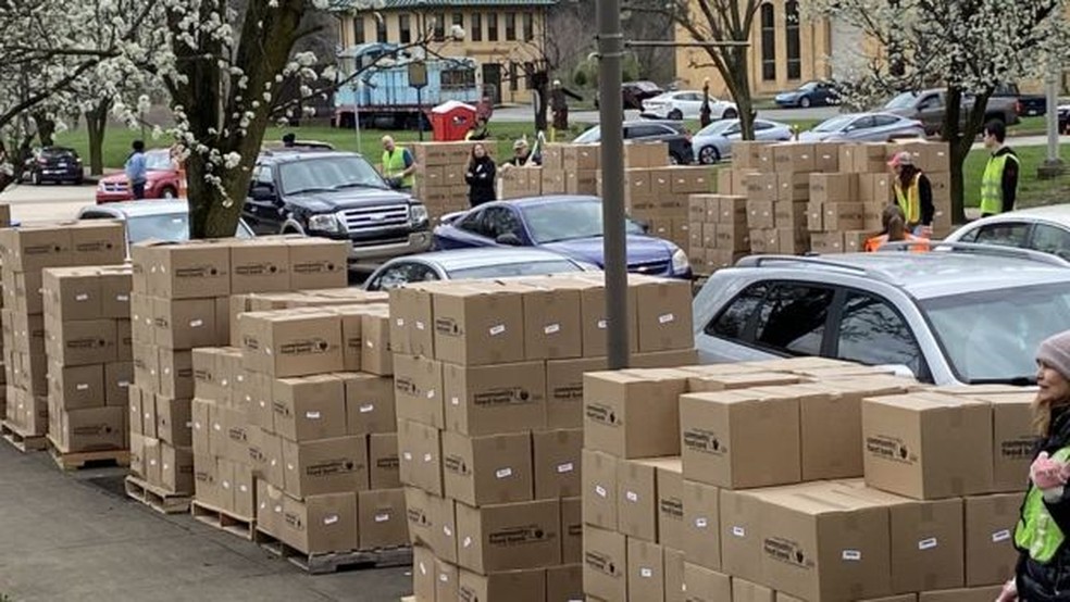 Muitos bancos de alimentos estão recorrendo à distribuição de comida em sistema de 'drive-thru', nos quais voluntários colocam uma caixa com mantimentos diretamente no porta-malas do carro — Foto: GREATER PITTSBURGH COMMUNITY FOOD BANK via BBC 