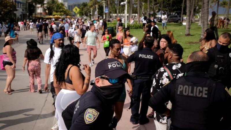 O governo local aumentou o policiamento em Miami Beach nas semanas do 'spring break' (Foto: Reuters via BBC)