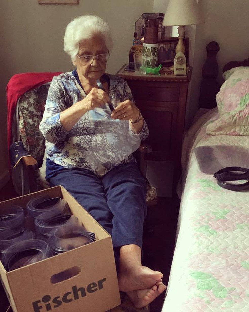 Blandina confeccionando a máscara facial em casa — Foto: Arquivo pessoal