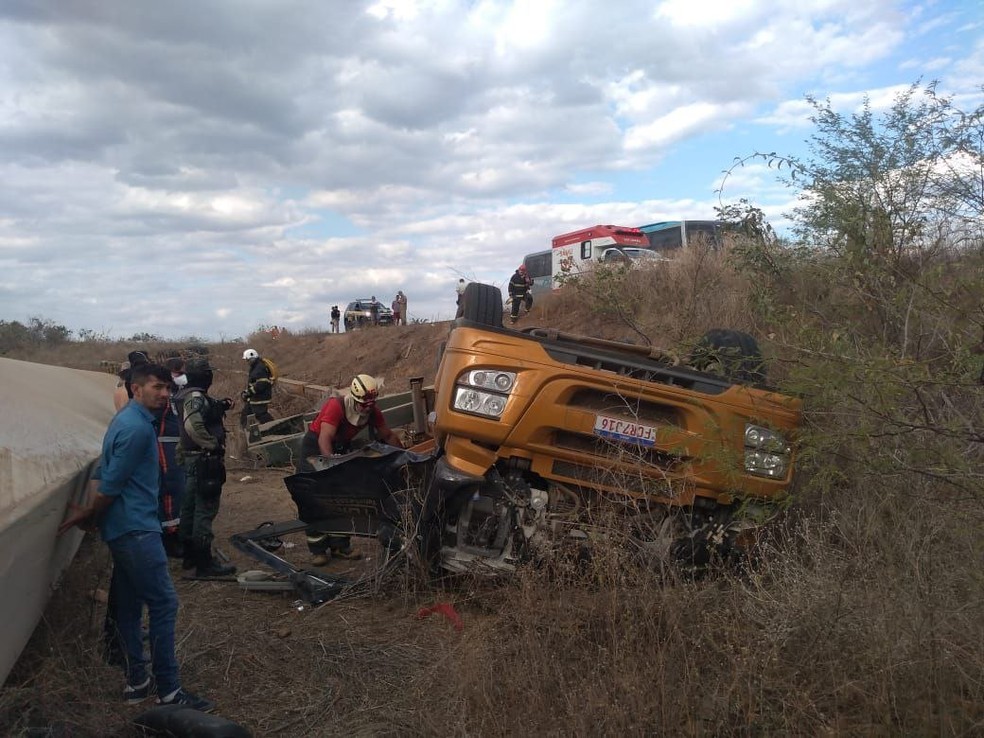 Motorista que dirigia carreta transportando pá eólica morre em acidente em Tauá, no Ceará. — Foto: Reprodução