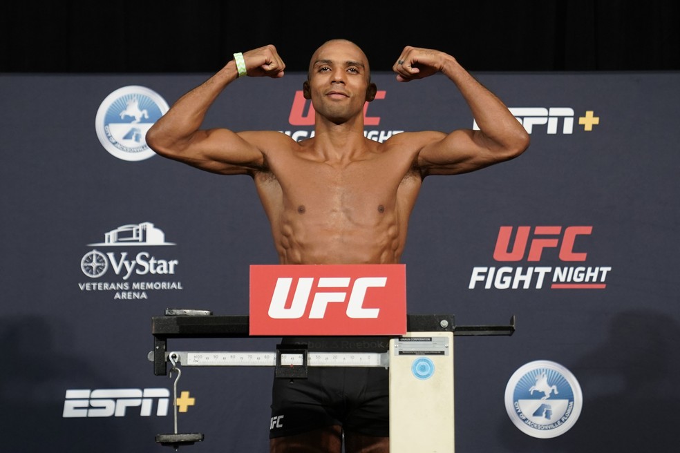 Edson Barboza mostrou tranquilidade ao bater o limite do peso-pena na pesagem do UFC: Overeem x Harris — Foto: Getty Images