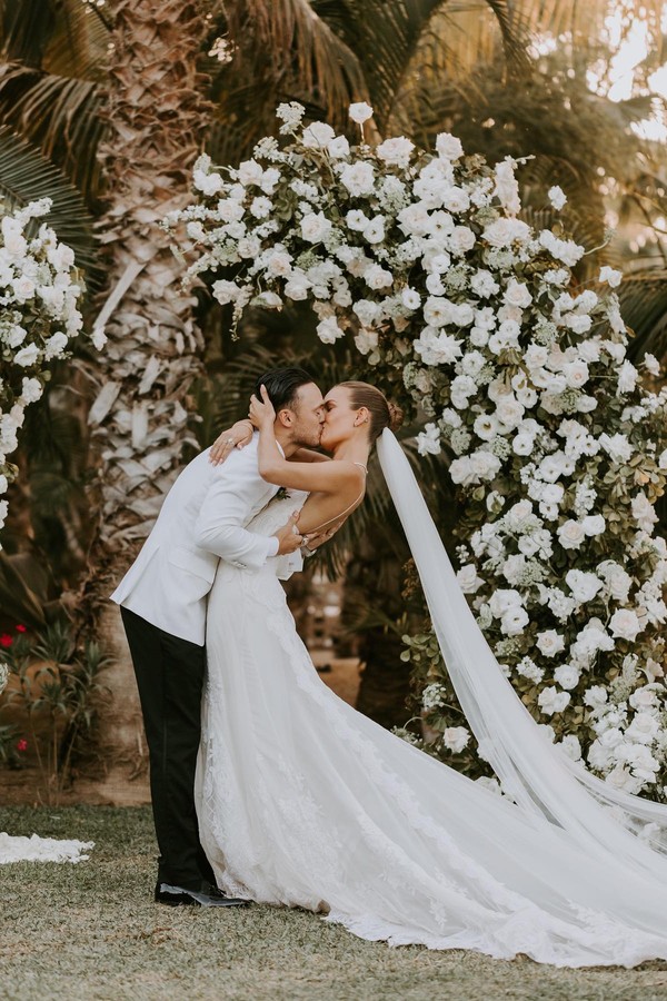 Josephine Skriver se casa com cantor Alexander DeLeon no México  (Foto: Reprodução/ @courtneypecorino & @danmartensen / Vogue Wedding)