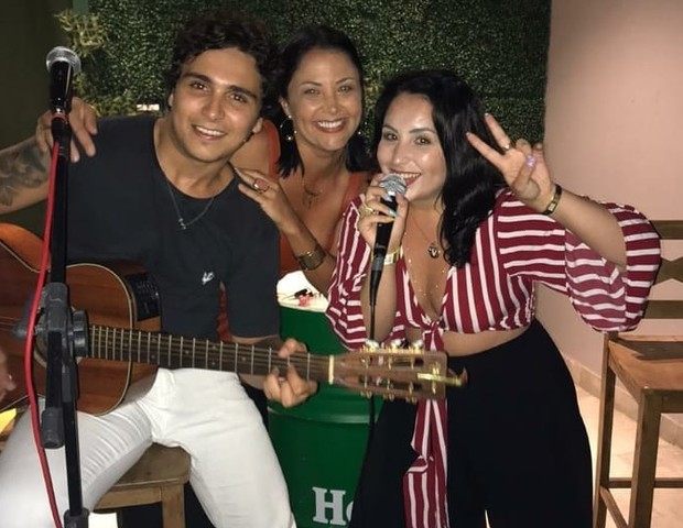 Adriana Monsinhatti é mãe dos cantores Vitor, 20 anos, e Vitória, 23, da união com o sertanejo Edson (Foto: Reprodução/Instagram)