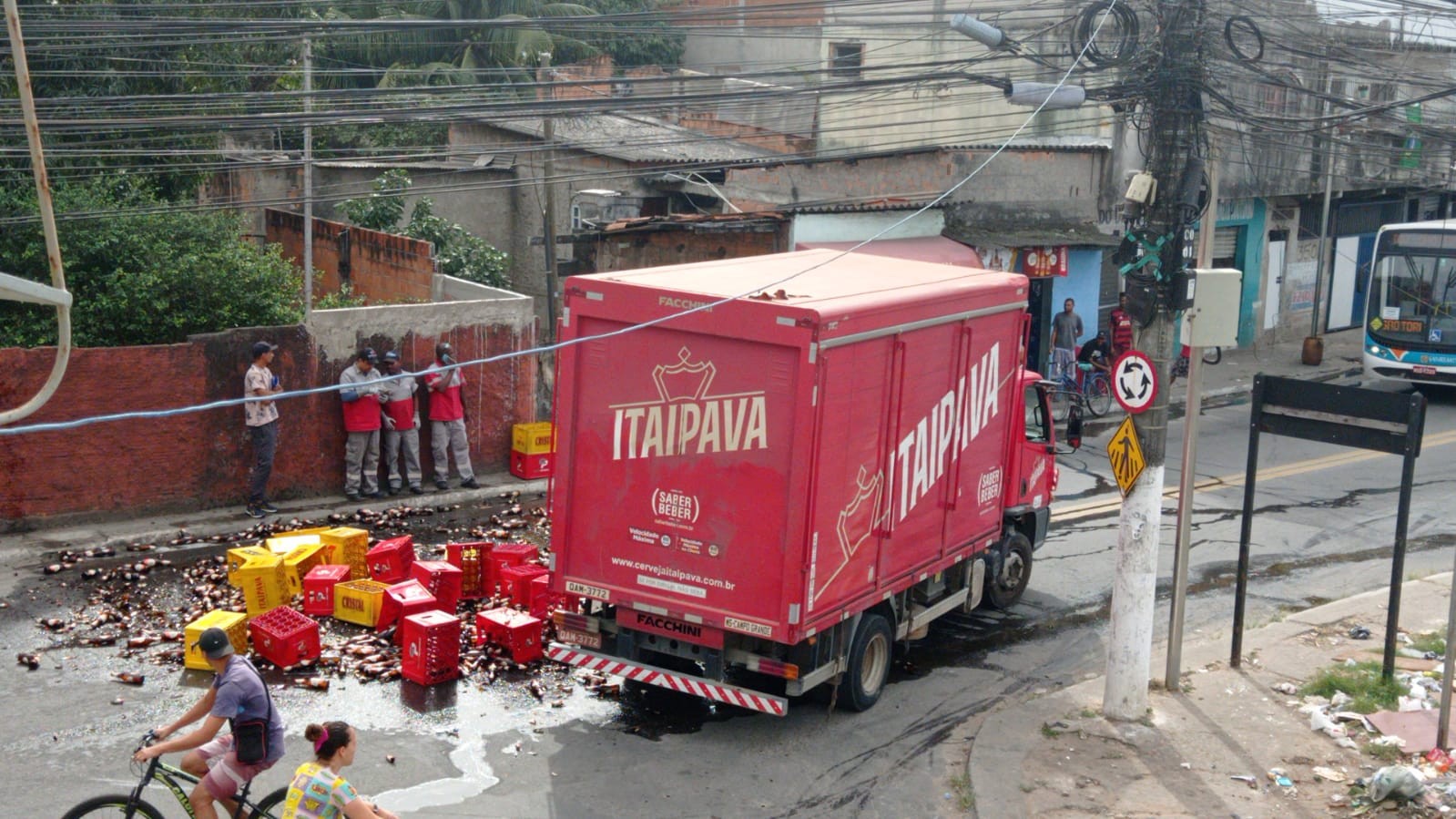 Carga de cerveja cai de caminhão em trevo de Vila Velha, ES 