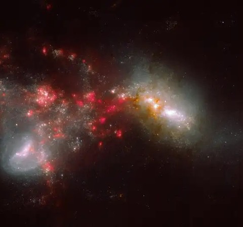 James Webb registra colisão entre duas galáxias a 275 milhões de anos-luz