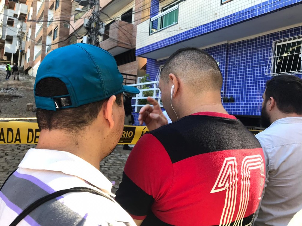 Damião Bezerra (de camisa do Flamengo) era morador de um dos prédios que desabou. Ele tinha saído de casa para trabalhar e a mulher dele estava dormindo em casa no momento do desabamento. — Foto: Raísa Pires/G1