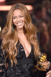 No Grammy 2015, ela usou brincos com 80 quilates de esmeralda 