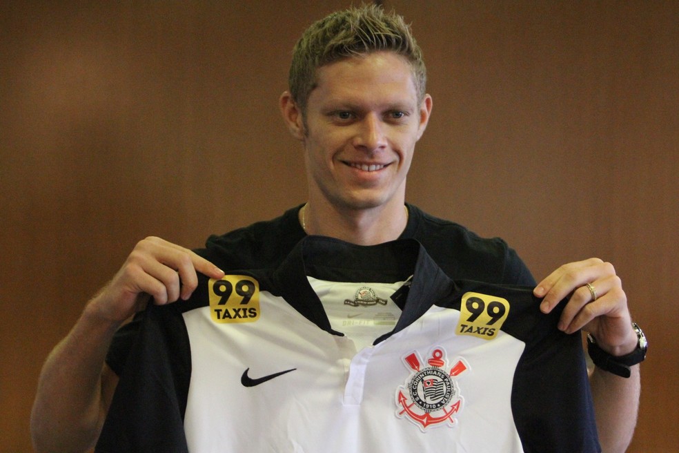 Por dívida de R$ 2,1 milhões por Marlone, justiça determina penhora de receitas do Corinthians