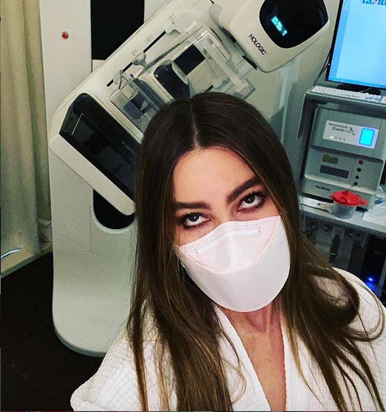 A foto compartilhada pela atriz Sofía Vergara após passar por uma mamografia (Foto: Instagram)