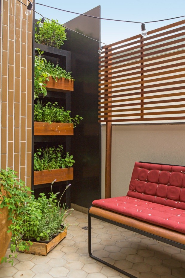 Na varanda de 30 m² de um apartamento no andar térreo, na Vila Madalena, o paisagista Rodrigo Oliveira criou uma horta vertical (Foto: Edu Castello / Editora Globo)
