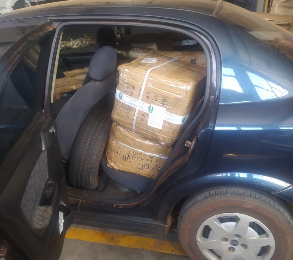 Motorista foi presa em flagrante com carga de produtos do Paraguai em Santa Mercedes (SP) — Foto: Polícia Militar