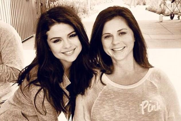 A cantora Selena Gomez e sua mãe, a empresária Mandy Teefey  (Foto: Instagram)