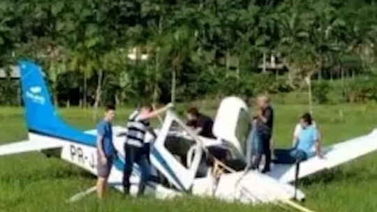 Avião com quatro pessoas cai em Santa Catarina; vídeo
