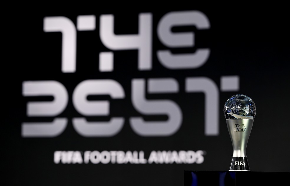 Troféu de melhor do mundo no Fifa The Best — Foto: REUTERS/Valeriano Di Domenico
