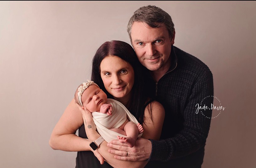 O casal Sue e Noel Radford com Bonnie, a recém-nascida da família (Foto: Reprodução Instagram / Jade Davies Newborn)