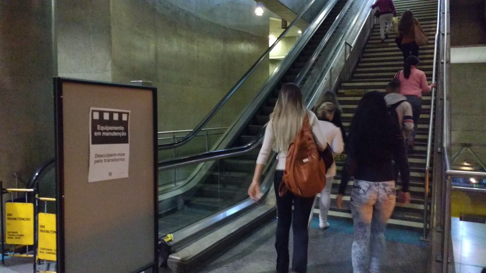 Escadas de estações muitas vezes sem bloqueadas por placas de manutenção sem que haja funcionários trabalhando (Foto: Tahiane Stochero/G1)
