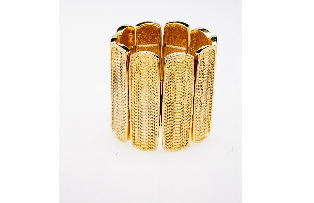 Bracelete dourado da Ferni (R$ 129) (Foto: Daniela Dacorso)