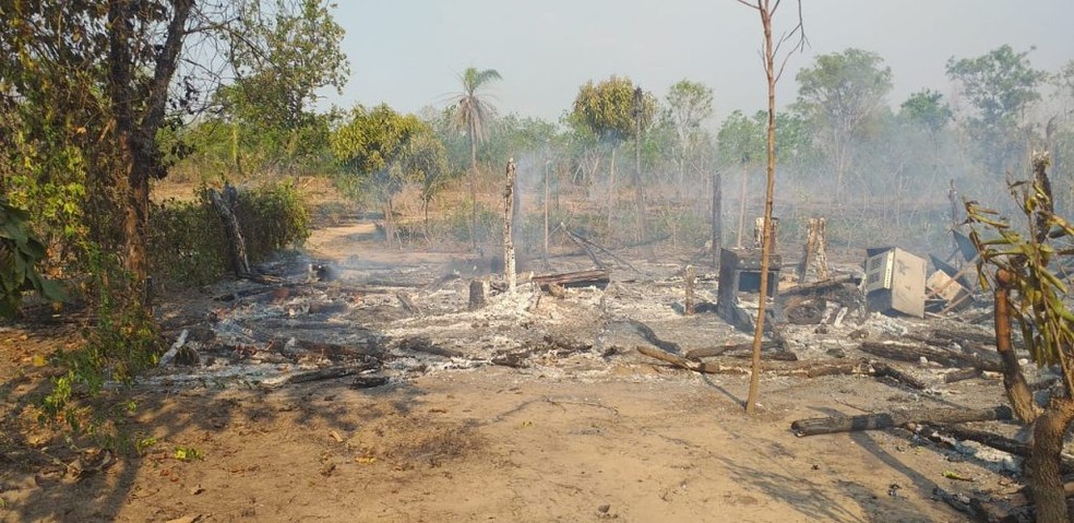 Pertences das famílias de acampamento do MST foram destruídos durante ataque — Foto: Divulgação/MST