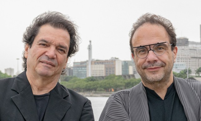 Busão: Luiz Alberto Oliveira e Marcello Dantas, idealizador e curador da mostra ocm abordagem científica