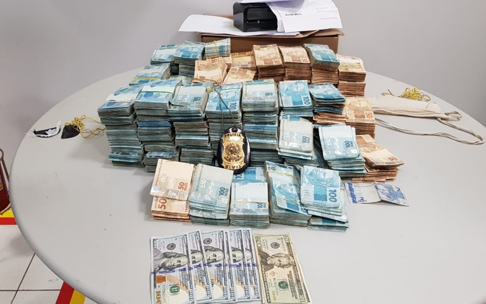 Dinheiro encontrado dentro do carro será depositado em conta judicial, em Goiás — Foto: Divulgação/Polícia Civil de Goiás