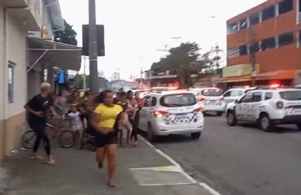 PM usa balas de borracha e bombas de gás para interromper festa com MC no Campo dos Alemães em São José — Foto: Vanguarda Repórter