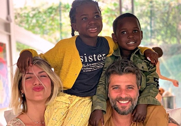 Giovanna Ewbank e Bruno Gagliasso com os filhos, Títi e Bless (Foto: Reprodução/Instagram)