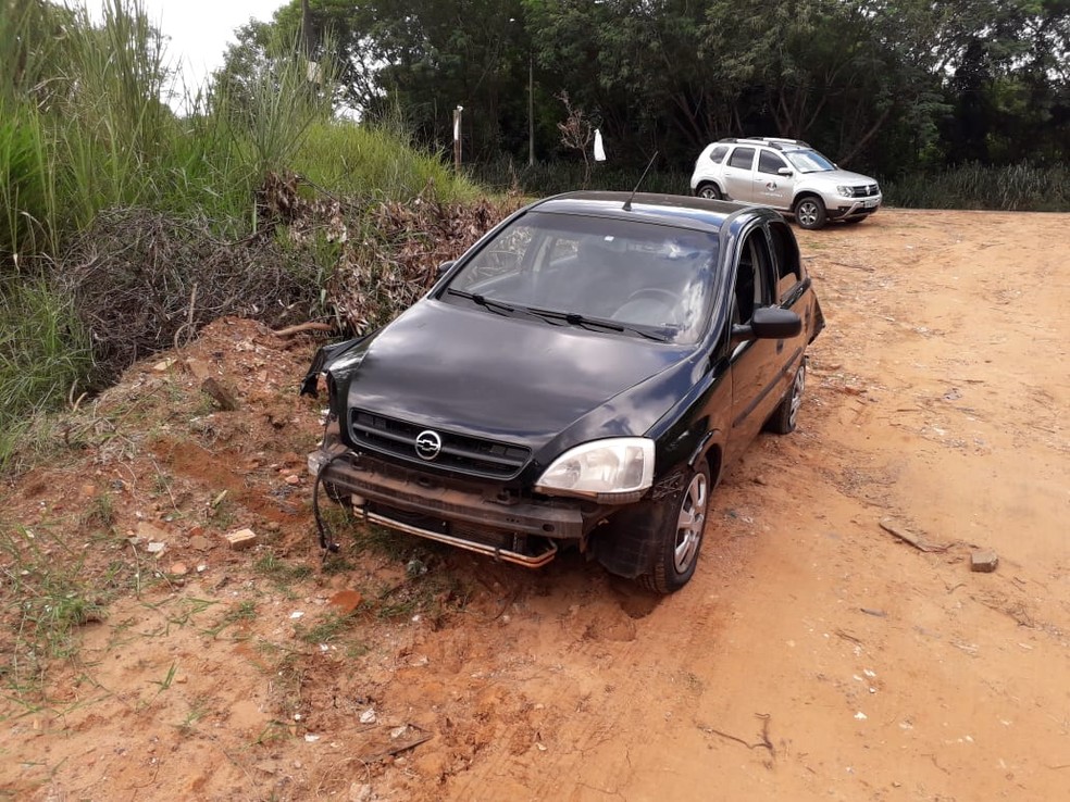 Carro atingiu moto na Estrada da Amizade — Foto: Junior Paschoalotto/TV Fronteira