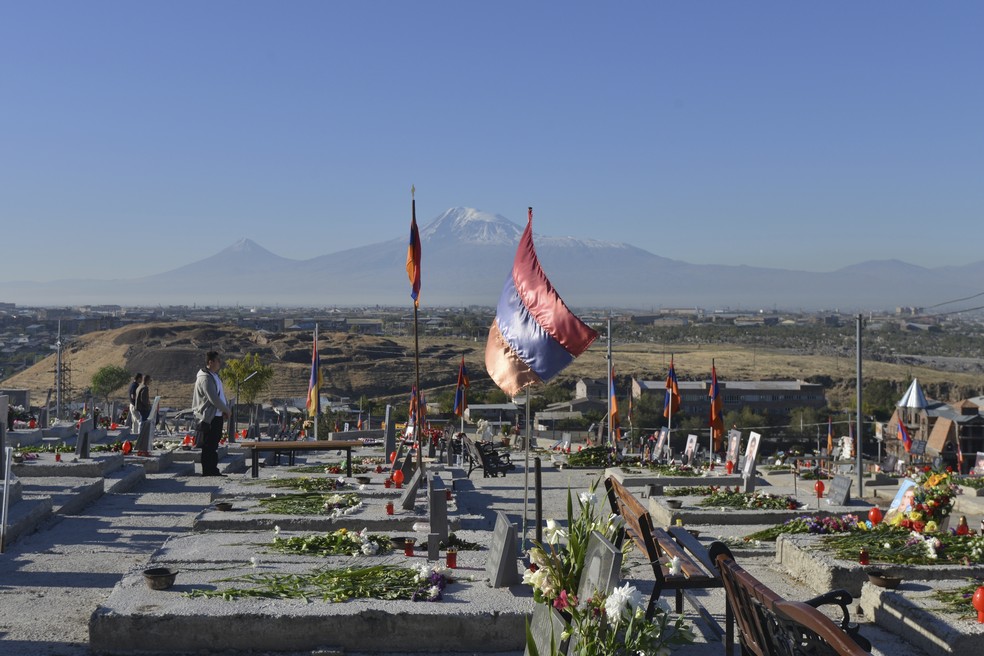 Foto de arquivo mostra lápides de centenas de miitares armênios mortos no conflito de Nagorno-Karabakh — Foto: Karo Sahakyan/PAN Photo via AP