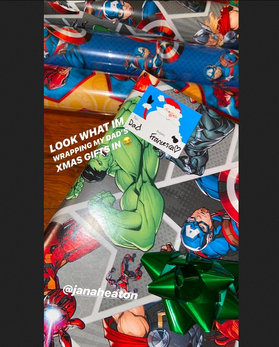Os presentes com embrulhos da Marvel dados pela filha de Martin Scorsese ao diretor (Foto: Instagram)