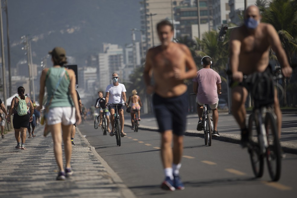 Cariocas se exercitam no calçadão da praia de Ipanema no Rio de Janeiro, Brasil, no primeiro dia de flexibilização da quarentena na cidade — Foto: Silvia Izquierdo/AP