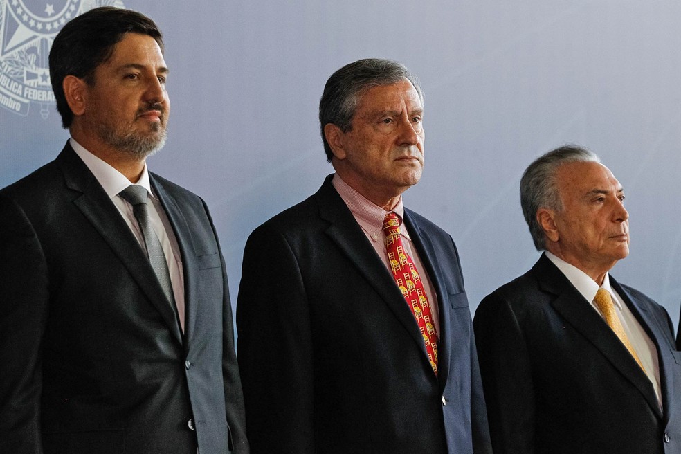 O novo diretor-geral da Polícia Federal, Fernando Queiroz Segóvia Oliveira (esq.), ao lado do ministro da Justiça, Torquato Jardim, e do presidente Michel Temer durante solenidade de transmissão de cargo no Ministério da Justiça, em Brasília (Foto: Marcos Corrêa, PR)