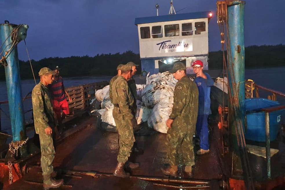 Marinha recolhe mais de 20 toneladas de óleo na Ilha de Boipeba, na BA — Foto: Divulgação/Marinha do Brasil