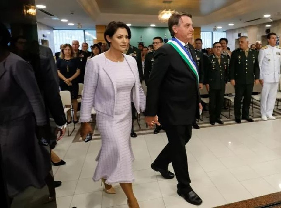 Bolsonaro e Michelle em evento no Ministério da Defesa em abril