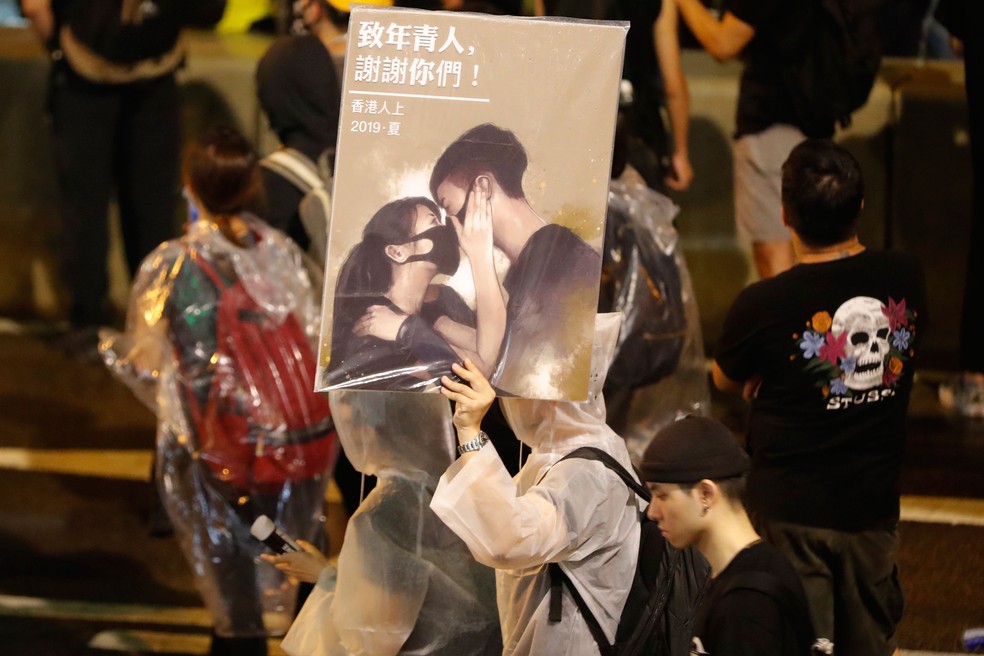 Cartaz com a mensagem â??Aos jovens, obrigadoâ?? Ã© visto durante protesto em Hong Kong neste domingo (18)  â?? Foto: Vincent Thian/AP